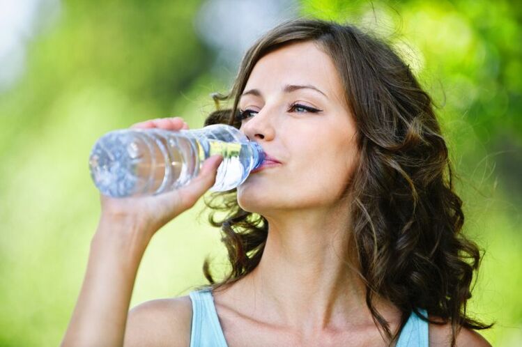 ujë të pijshëm për humbje peshe